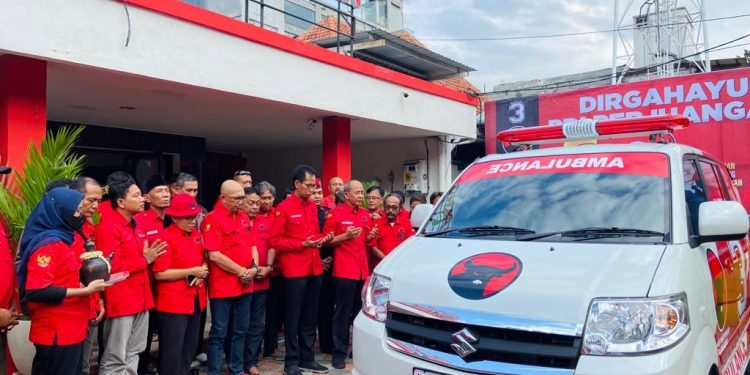 Perkuat kerja kerakyatan, PDIP Surabaya luncurkan ambulans baru