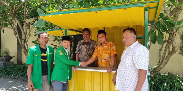 Kembangkan potensi ekonomi, Sarmuji serahkan bantuan gerobak UMKM untuk PAC Ansor se-Kabupaten Kediri