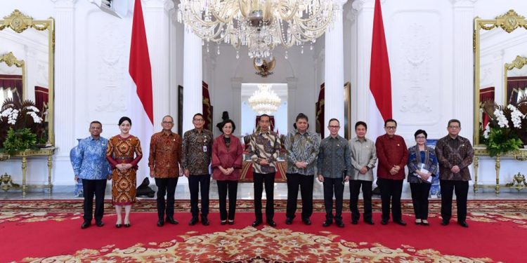 Presiden Jokowi bertemu perwakilan Industri Jasa Keuangan di Istana Merdeka