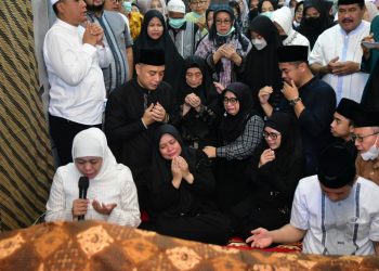 Takziah wafatnya Ayahanda Wali Kota Surabaya, Gubernur turut pimpin tahlil dan doa
