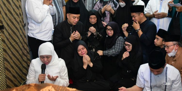 Takziah wafatnya Ayahanda Wali Kota Surabaya, Gubernur turut pimpin tahlil dan doa