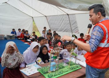 Bantu anak-anak korban gempa Cianjur, pegawai PLN mengajar di sekolah darurat
