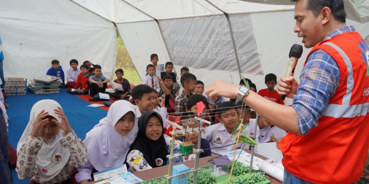 Bantu anak-anak korban gempa Cianjur, pegawai PLN mengajar di sekolah darurat