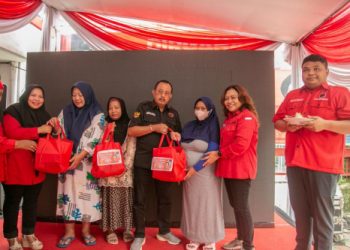 Tasyakuran Ultah Megawati, Kader PDIP Surabaya bagi-bagi bingkisan ke ibu hamil dan balita