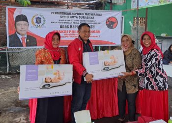 Cegah stunting, Anas Karno bagikan timbangan bayi ke Posyandu