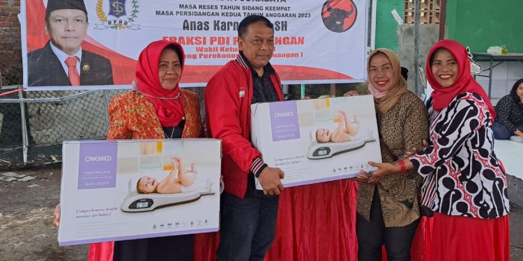 Cegah stunting, Anas Karno bagikan timbangan bayi ke Posyandu