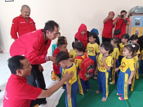 Kunjungi PAUD, PDIP Surabaya peduli generasi penerus bangsa
