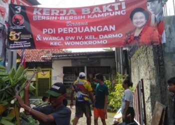 Kader PDIP Wonokromo dan warga gotong-royong bersihkan kampung