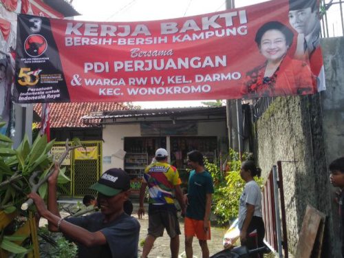 Kader PDIP Wonokromo dan warga gotong-royong bersihkan kampung