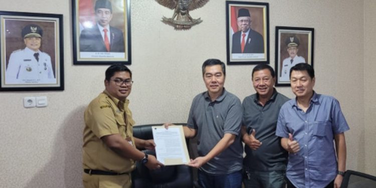 BPKAD serahkan SK penggunaan fasum ke warga Darmo Hill