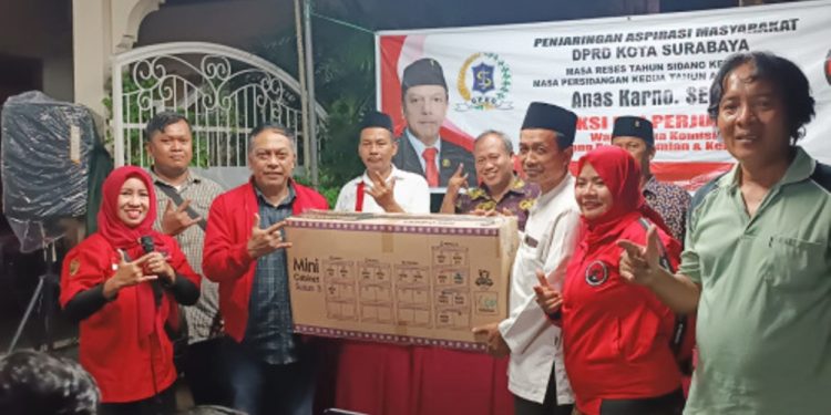 Reses, Legislator PDIP bantu kelengkapan RW sampai ringankan beban mahasiswa