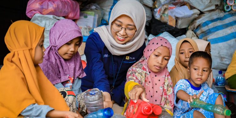 Hari Peduli Sampah Nasional, PLN ajak siswa bersihkan sungai Gunung Anyar Tambak
