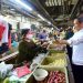 Kunjungi Pasar Wonokromo, Jokowi pastikan harga beras dan Minyakita aman