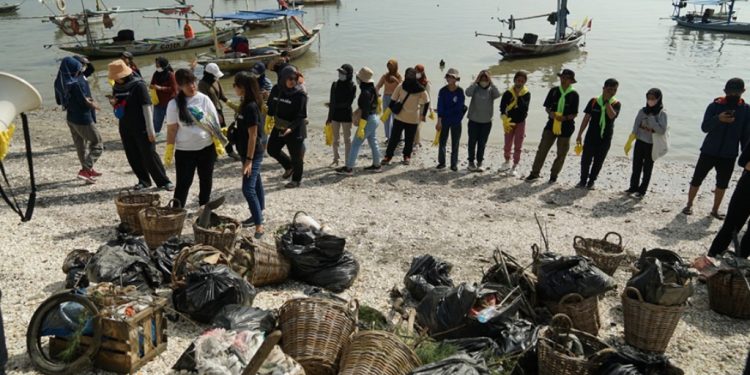 Acer dan Seasoldier lanjut gerakkan #SayangBumi, ajak pelajar bersih-bersih Pantai Kenjeran