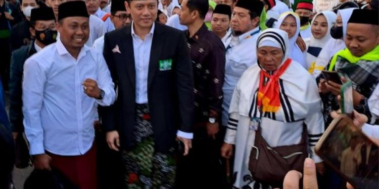 Ikut peringatan 1 Abad NU, AHY diserbu Nahdliyin untuk selfie bersama