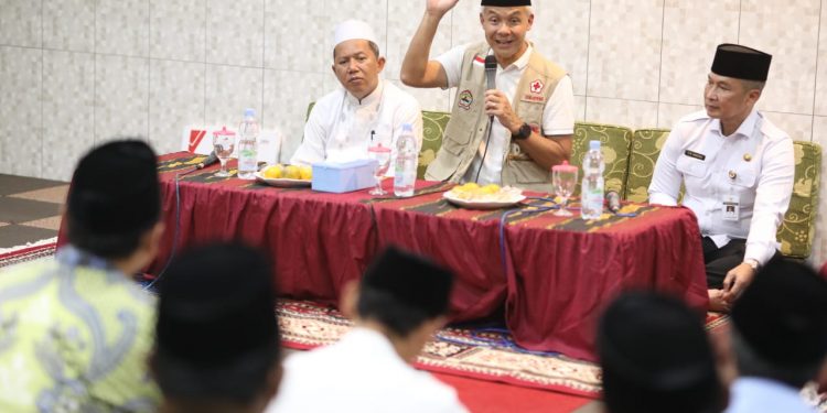 Ganjar Pranowo serahkan bantuan LPTS Rooftop di beberapa pesantren di Kudus