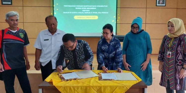 Peduli penyandang disabilitas, BEI serahkan bantuan untuk SLB Karya Mulia