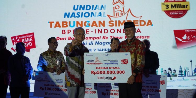 Nasabah Bank Jatim raih hadiah pertama simpanan Tabungan Simpeda