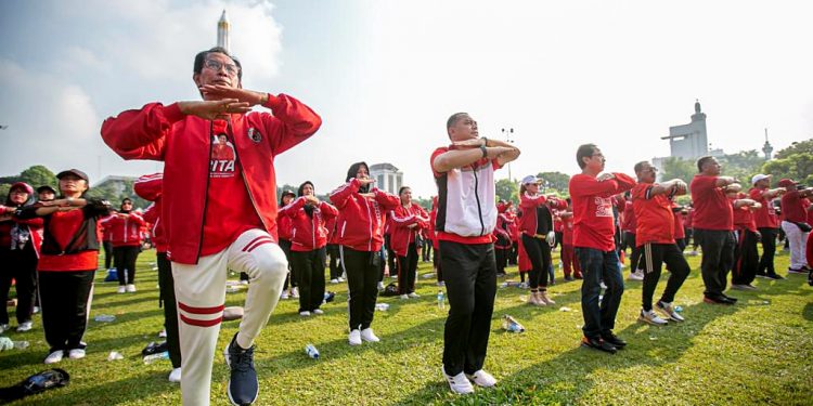Galakkan hidup sehat, ribuan kader PDIP senam Sicita di Tugu Pahlawan