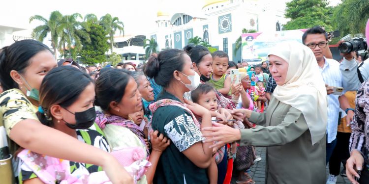 Jelang Ramadan, Gubernur bagikan 650 paket sembako untuk cleaning service dan warga sekitar Gubernuran