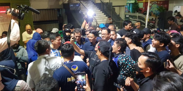 Mlaku-mlaku nang Tunjungan, Anies sempatkan nyanyi “Surabaya” bersama musisi jalanan