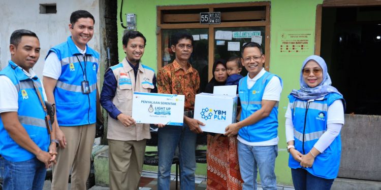 20 tahun berbagi listrik dengan orang tua, akhirnya Alimin Terima bantuan listrik gratis dari PLN