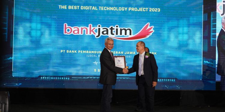 Bank Jatim raih 3 penghargaan diajang Digital Technology dan Innovation Awards 2023.