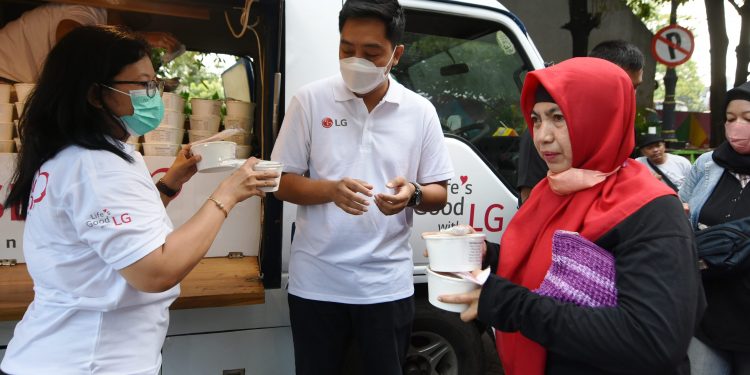 Produsen elektronik edukasi warga sekitar TPS terkait makanan sehat dan gizi yang baik
