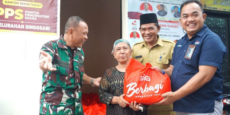 SIG bagikan 1.535 paket sembako Ramadhan untuk enam Desa, di Kabupaten Gresik, Jawa Timur