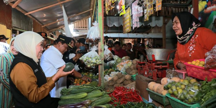 Tinjau pasar Wage Nganjuk, Gubernur pastukan stok kebutuhan aman dan harga stabil