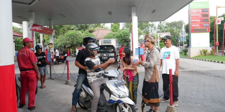 Pertamina berbagi takjil serentak di SPBU se-Jatimbalinus