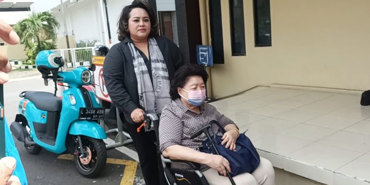 Bantu yayasan dengan berikan pinjaman uang, wanita tua berkursi roda ini malah diperiksa di Polda Jatim