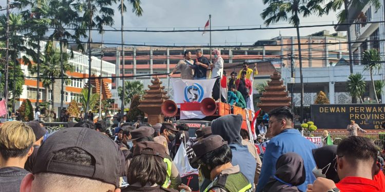 Ratusan Mahasiswa Surabaya gelar aksi minta pengesahan UU Perampasan aset dan cabut UU Cipta Kerja