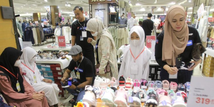 Pertamina Group Surabaya ajak Anak Yatim dan Dhuafa belanja baru lebaran