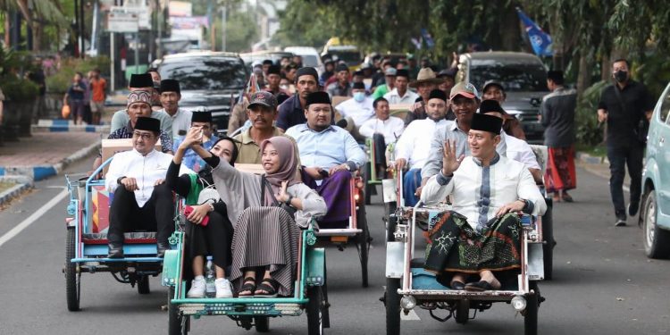 Nyare Malem di Bangkalan, AHY naik bentor dan layani masyarakat swafoto