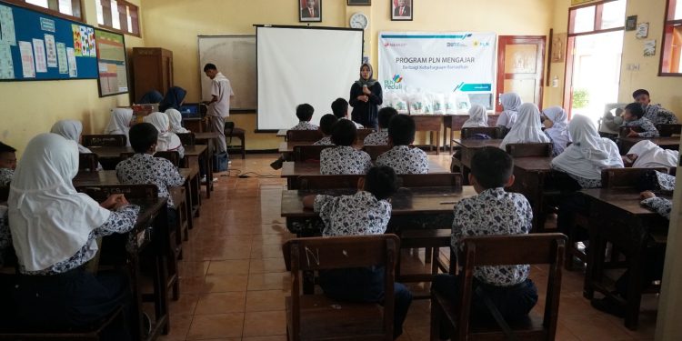 PLN mengajar, bagikan Ilmu kelistrikan sekaligus berbagi kebahagiaan di bulan Ramadhan