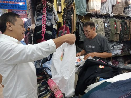 Omzet pedagang baju lebaran Pasar Kapasan naik 100 persen