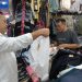 Omzet pedagang baju lebaran Pasar Kapasan naik 100 persen