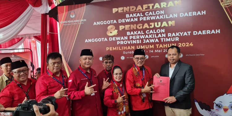 Daftarkan calegnya ke KPU Jatim, PDI Pejuangan targetkan 45 kursi DPRD Jatim di Pilleg 2024