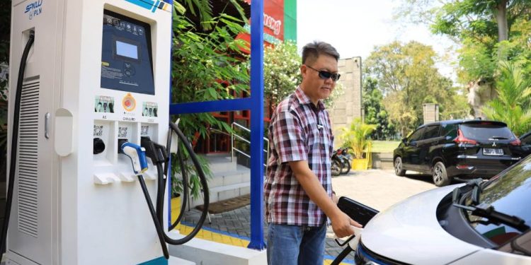 Dorong pertumbuhan kendaraan listrik, PLN buka warabala SPKLU pertama di Jatim