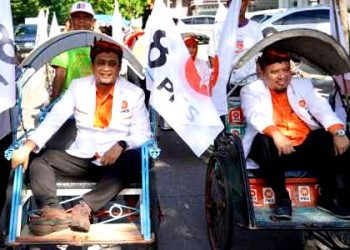 Daftar ke KPU Surabaya, Bacaleg PKS konvoi naik becak