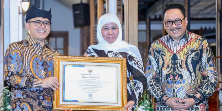 Gubernur Khofifah Terima Penghargaan Tokoh Kepemimpinan Kearsipan