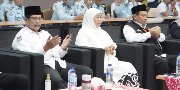 Siap Menuju Tanah Suci, Gubernur Jatim Lepas Kloter 1 Asal Bangkalan
