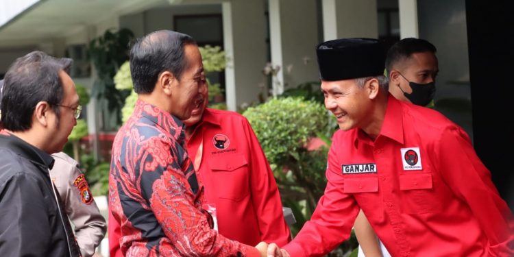 Hadir di Rakernas PDIP Jokowi dapat hadiah foto dari Megawati