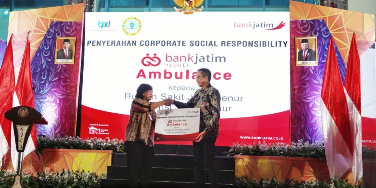Peduli layanan kesehatan, Bank Jatim serahkan bantuan CSR Ambulance ke RSJ Menur