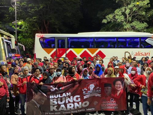 Ramai-ramai hadiri puncak Bulan Bung Karno, kader PDIP Surabaya antusias merahkan GBK