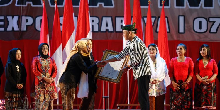 Hadiri kongres emak emak Jatim, Ganjar Pranowo dititipi 9 mandat emak emak Jatim