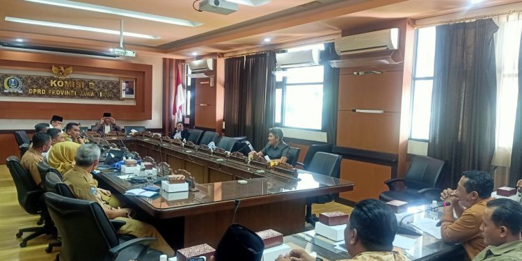 Datangi DPRD Jatim Nelayan Pemekasan minta perbaikan pelabuhan berantah Pamekasan