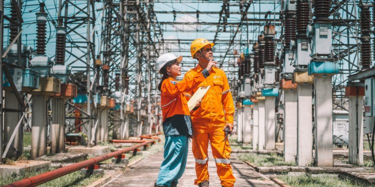Sampai Juni 2023, ada 563 Industri dan Bisnis yang beralih jadi pelanggan Listrik PLN