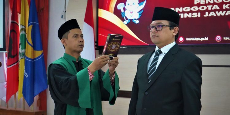 Athoillah resmi dilantik sebagai komisioner KPU Jatim gantikan M. Arbayanto